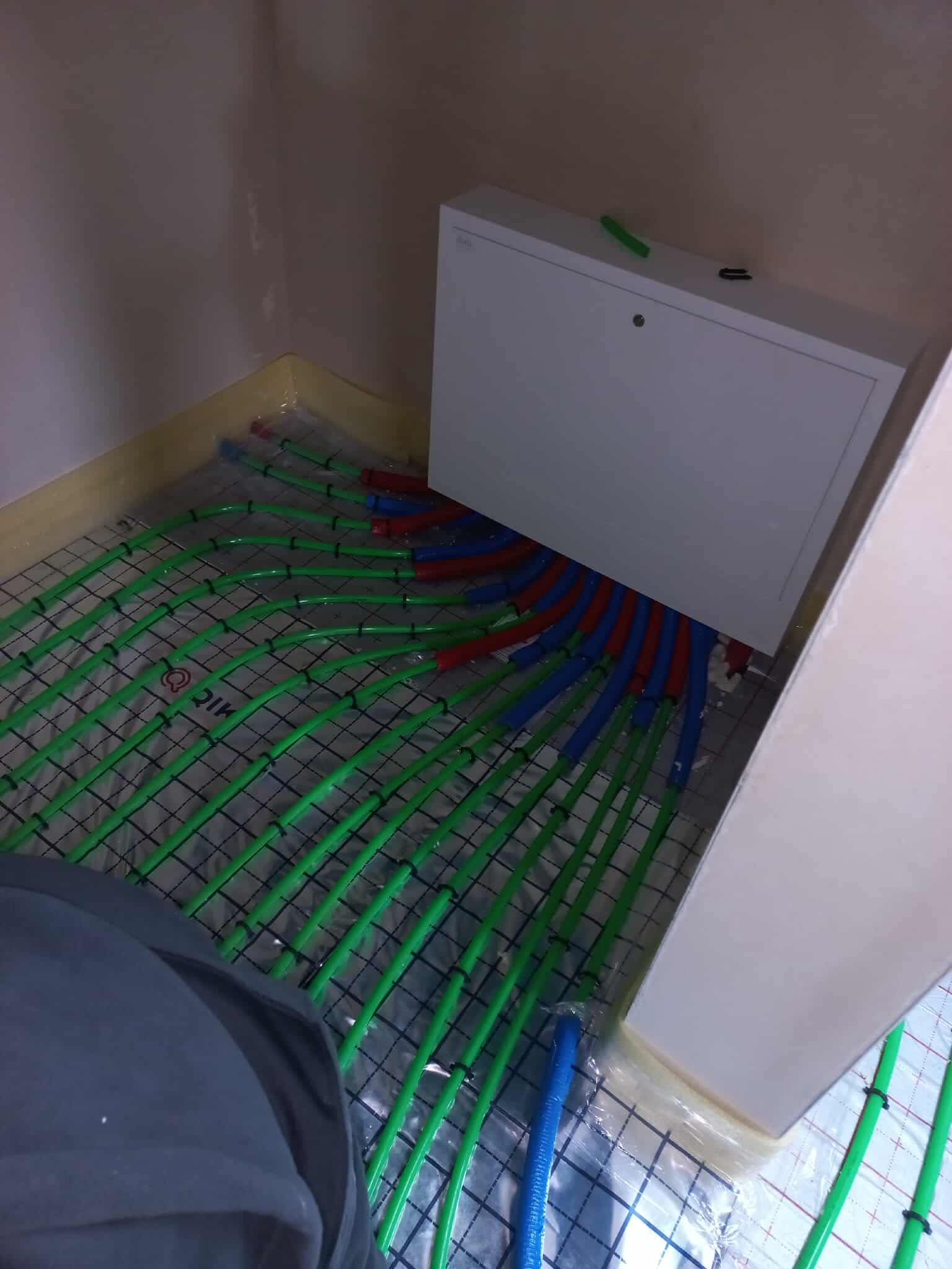 System ogrzewania podłogowego - pętle grzewcze na izolacji